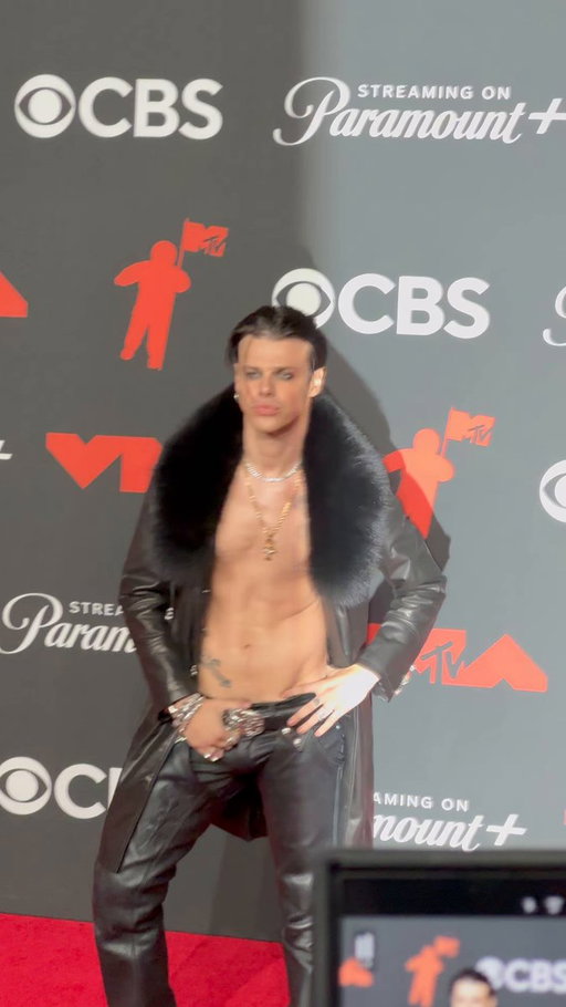 .@yungblud serving looks on the #VMAs carpet ahead of his Ozzy Osbourne tribute 🖤 