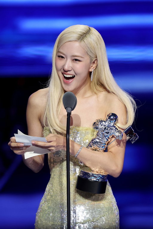 'I dedicate this award to my 16yo self'  -  Song of the Year APT. #ROSE_VMAs 