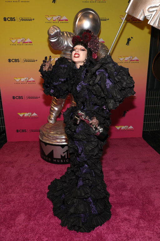 My paws are UPPPPP for #VMA Artist of the Year, @ladygaga! 