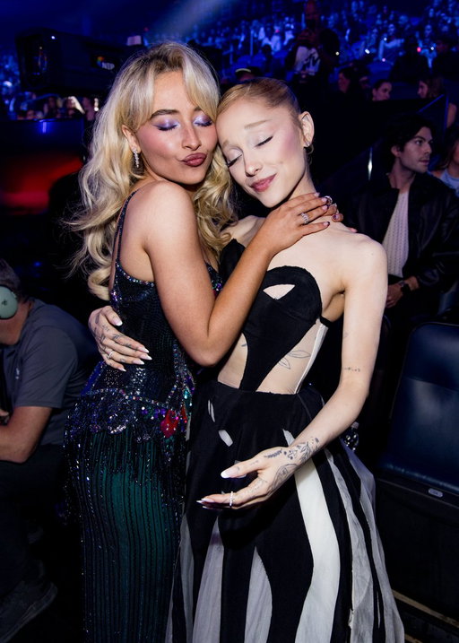 Short n Sweetener 💕 @SabrinaAnnLynn and Ariana Grande stun at the 2025 #VMAs.

📸: Getty Images 