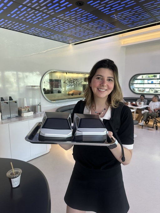 18 hours in LA for the last video shoot!

Had to try out the Tesla diner in real life !!

@Tesla @elonmusk 