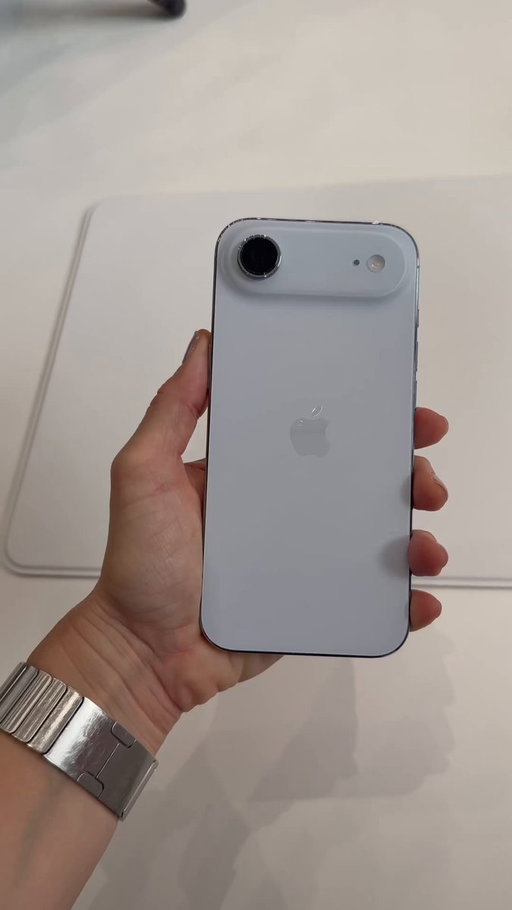 iPhone 17 Air hands-on. This new front facing camera is everything. 