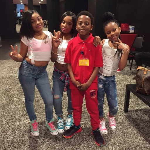 IShowSpeed recreated his viral childhood photo with the same people 😅 