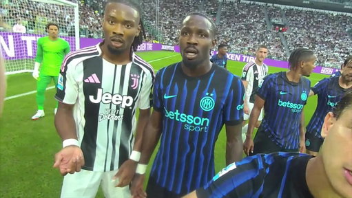 POV: you're a #SerieA referee 🤳

#JuveInter 