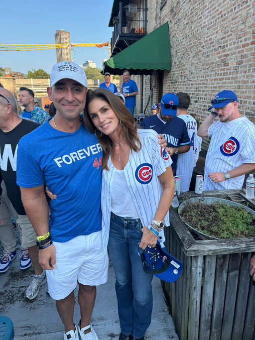 I had her Pepsi poster on my wall growing up. She looks even better now 👑 @CindyCrawford 