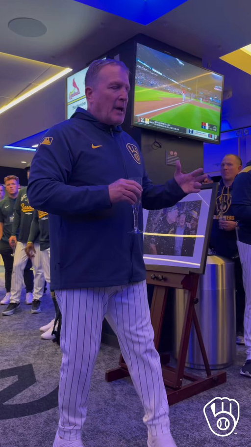 A MUST watch 👇

Pat Murphy read an emotional letter from Bob Uecker as the Brewers celebrated clinching the postseason 🥹 