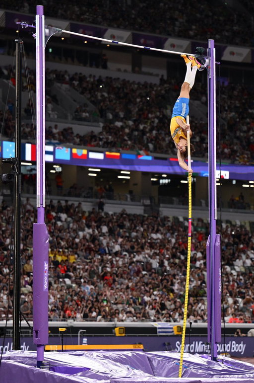 This is what 6.30m looks like btw, outrageous.

A 14th World Record for Mondo Duplantis.

#WorldAthleticsChamps 