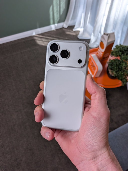 iPhone 17 Pro is in the house 🏠 

What do you wanna see me cover in the review? 
