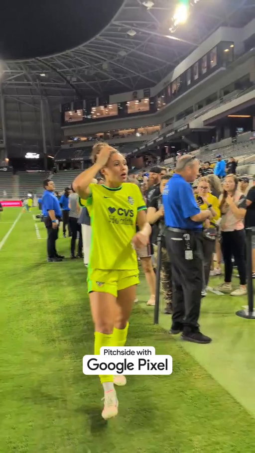 Trinity Rodman and Paige Bueckers meeting up postgame is everything ❤️

#TeamPixel | @madebygoogle 