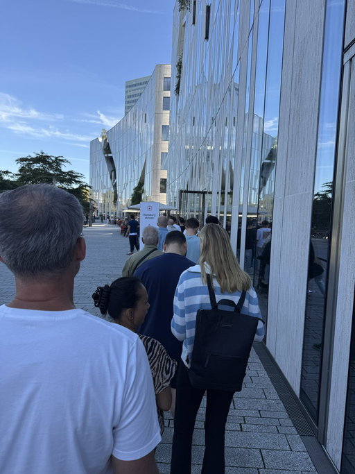 Irre, auch mittags noch lange Schlangen für die #iPhone17 und Co. 
Wenigstens habe die anderen Menschen Spaß:
„Was machen die?“
„Neues iPhone.“
„iPhone ist scheiße!“ 