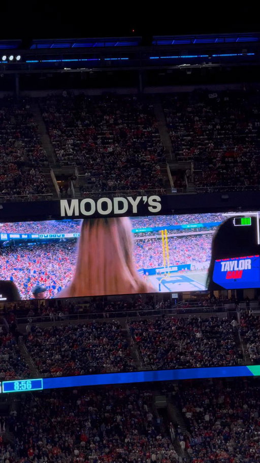 Giants just did a Taylor Swift cam but faked everyone out and showed LT smoking a cigar 😂😂😂 