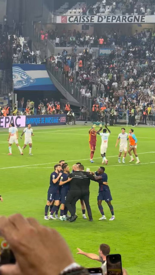 HEATED SCENES at full time as Marseille beat PSG 1-0 in La Classique! 😳

Nayef Aguerd’s 5th minute header proved enough, as Marseille beat PSG in the league at the Orange Velodrome for the first time since 2011! 🤯⚪️ 