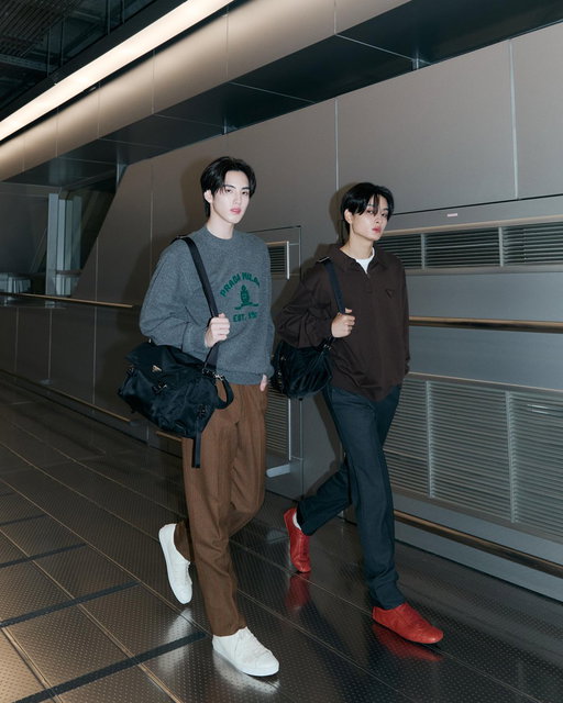 KHUNPOL @Khunppol and PHUTATCHAI @phutatchai head to Milan in full Prada look to attend Prada SS26 Womenswear show.

#PradaSS26
#MiucciaPrada
#RafSimons
#KHUNPOL #PHUTATCHAI 