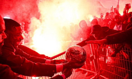 🚨Dembele showing his ballon dor to PSG ultras, iconic 