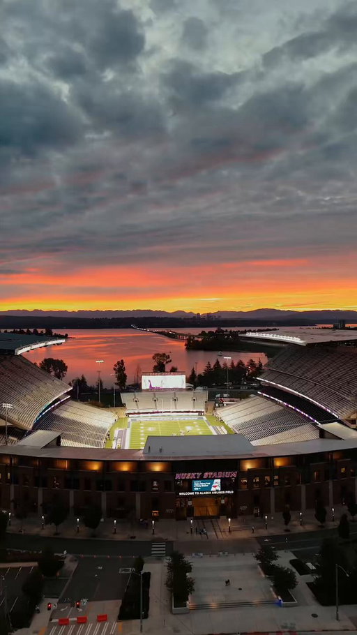 Rise and shine. 

#GoHuskies x @GreatestSetting 