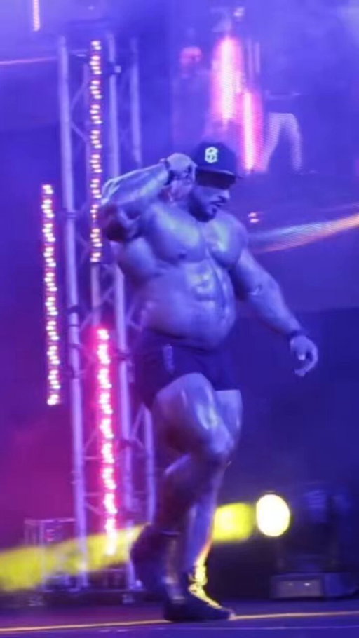 Roelly Winklaar guest pose performance #throwback #bodybuilding #fitnessmotivation 