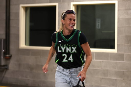 Safe to say we know who Ana-Maria Crnogorčević is pulling for in tonight's WNBA semifinal...

Don't miss Crnogorčević and @reignfc at 8:00 p.m. ET on @paramountplus &amp; NWSL+! 