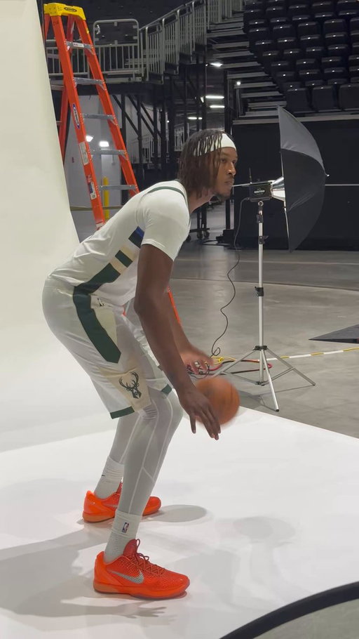 First look at Myles Turner in a Bucks jersey. 🤩 