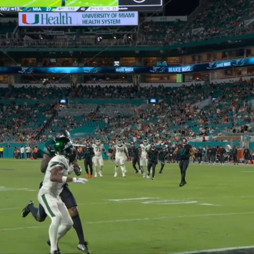 That’s not a touchdown, idk how they don’t review that

Bobbled it initially, by the time he had possession he only got one foot in, his left foot barely touches out of bounds 