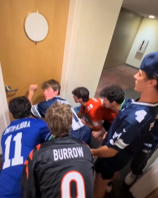 Not sure who runs a better tush push… these guys or the Eagles? 😂😅

(via pledgetauk8/TT) 