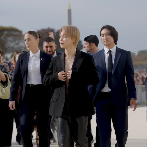 Jimin in Dior by Jonathan Anderson arriving at the #DiorSS26 show 