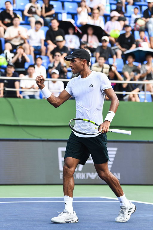 Sweaty one to secure win number 250 in Shanghai 🥵💪🏽 

Back on the grind and feelin’ good😉 

📸: @atptour | @RolexSHMasters 