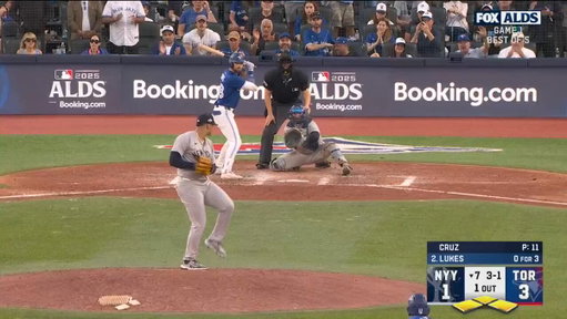 Nathan Lukes extends the Blue Jays lead to 5-1 over the Yankees in the 7th! 🔥

(📹: @MLB)
