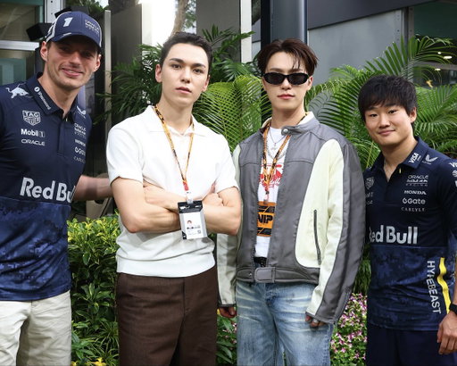 #SEVENTEEN stopping by 🤩

#F1 || #SingaporeGP 🇸🇬 