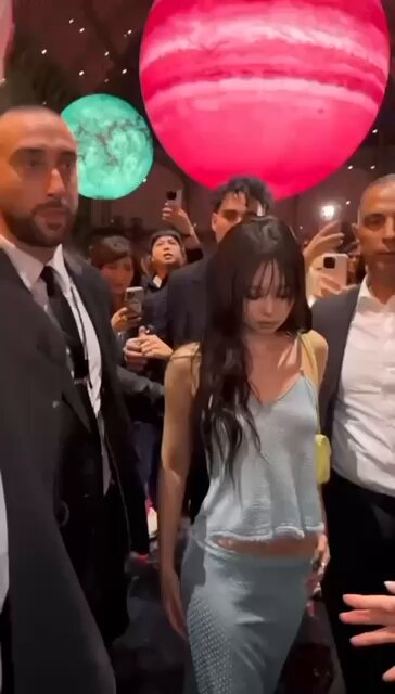 @jennierubyjane  in attendance for @Matthieublazy ’s debut  at @CHANEL tonight in Paris.

Video: @tianweizhang 