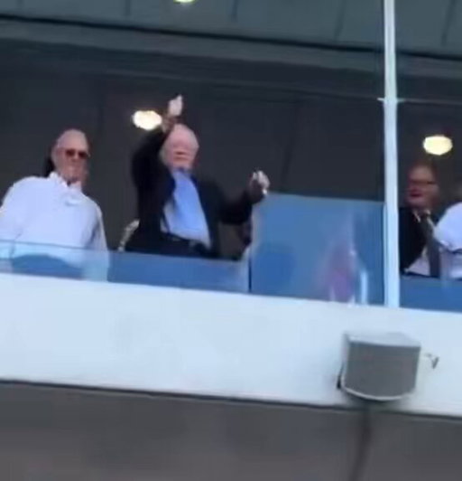 Schefter: Jerry Jones fined $250,000 for flashing a middle finger to a Jets fan.

