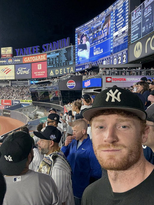 bleacher creature tonight ! 😭🤣 