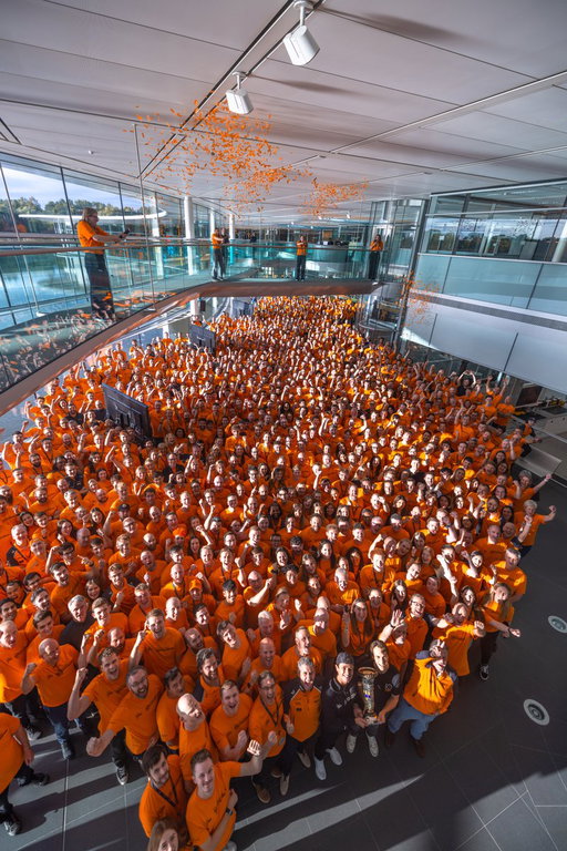 Celebrations at the MTC with the whole team 🥰

#McLaren 