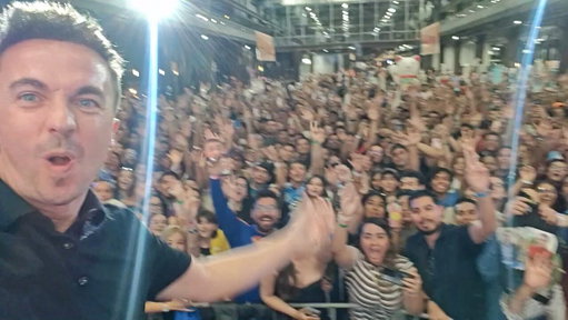 Monterrey, Mexico sure seems ready for the new Malcolm episodes. Is anybody else anxious about it? 