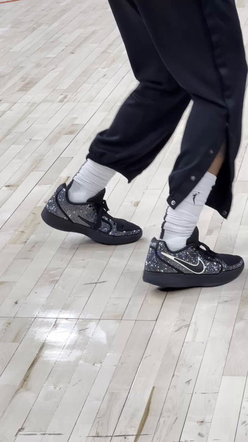 NaLyssa Smith showin’ up with some extra shine tonight 👟✨

#WNBAFinals presented by @YouTubeTV 