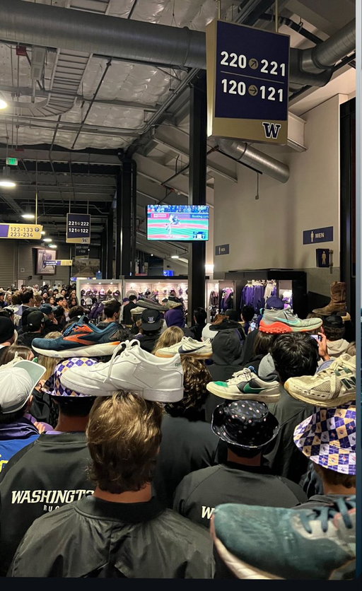 Whole city behind the @Mariners 🫶

#GoHuskies x #SeizeTheMoment 