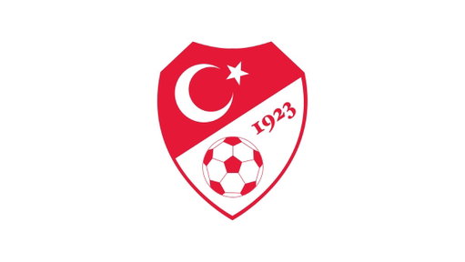A Millî Takımımızın kalecilerinden Berke Özer, dün oynanan Bulgaristan – Türkiye karşılaşmasında maç kadrosuna alınmamasını gerekçe göstererek kafilemizin İstanbul’a dönüşünü takiben kendi isteğiyle, teknik ve idari ekibimizin izni olmaksızın kamptan ayrılmıştır. 

Geçmişte defaatle ifade edildiği gibi, Millî Takım formasını taşımanın sorumluluğu ve değeri her şeyin üzerindedir. A Millî Takımımız, bireylerden bağımsız olarak ülkenin onurunu temsil eden bir bütündür. Bu doğrultuda disiplin, saygı ve takım ruhu asla vazgeçemeyeceğimiz en temel ilkelerimizdir. 

Uzun yıllardır hasretini çektiğimiz Dünya Kupası’na katılma yolunda özveriyle mücadele verilen, takım içerisindeki birliktelik ve dayanışmanın tepe noktada olduğu bir dönemde, bu şekilde bir davranışın kabul edilmesi mümkün değildir. 

Berke Özer’in kamptan ayrılmasını takiben RAMS Başakşehir FK’dan Muhammed Şengezer, A Millî Takım aday kadrosuna davet edilmiştir.