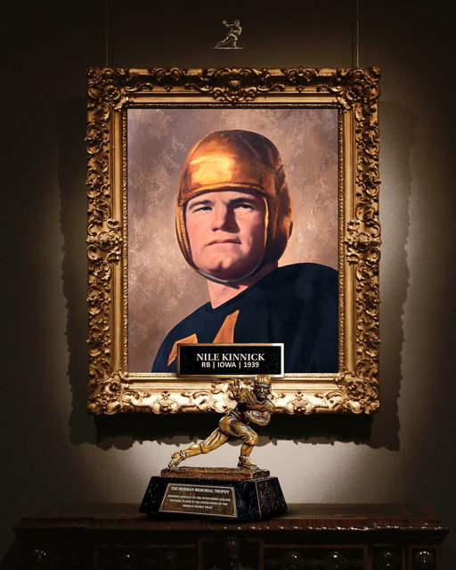 📷 HEISMAN PORTRAIT OF THE WEEK: Nile Kinnick💥

In 1939, Nile Kinnick etched his name in history by winning @HawkeyeFootball's first Heisman Trophy, delivering a remarkable season of grit, skill, and leadership.

As a halfback, Kinnick passed for 638 yards and 11 touchdowns, rushed for 374 yards, and contributed as a stellar punter and defensive back, leading Iowa to a 6-1-1 record. His 16 total touchdowns and relentless work ethic earned him the nickname “The Cornbelt Comet.”

Off the field, Kinnick’s academic excellence and humility made him a beloved figure. His Heisman campaign wasn’t just about stats, it was about heart, inspiring a generation of Hawkeye fans. Tragically, his life was cut short in World War II, but Kinnick’s legacy as a scholar, athlete, and hero endures as one of the most revered in Heisman lore.

#Heisman | #MoreThanATrophy