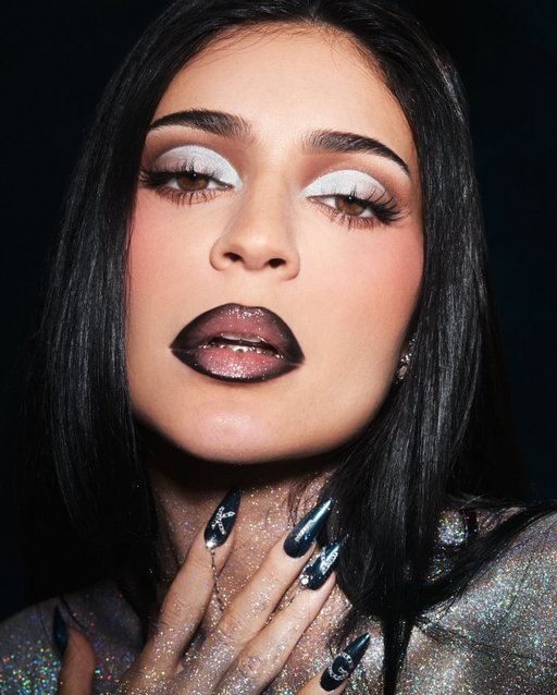 KING KYLIE collection coming 10.18 🖤

glam details:
- NEW loose powder highlight in ‘3 strikes’
- NEW king kylie eyeshadow palette
- NEW matte lip kit lip liner in ‘dead of knight’
- NEW supple kiss lip glaze in ‘she’s back’ 