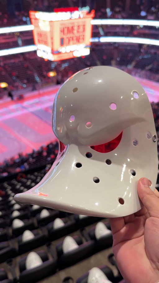 A closer look at our mask giveaway tonight 👀

🤝 @UCIrvineHealth 

#FlyTogether 