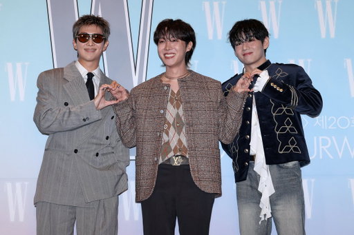 WDYM I JUST WOKE UP TO THESE PICS OF #RM, #JHOPE &amp; #V?!!!! 😭 