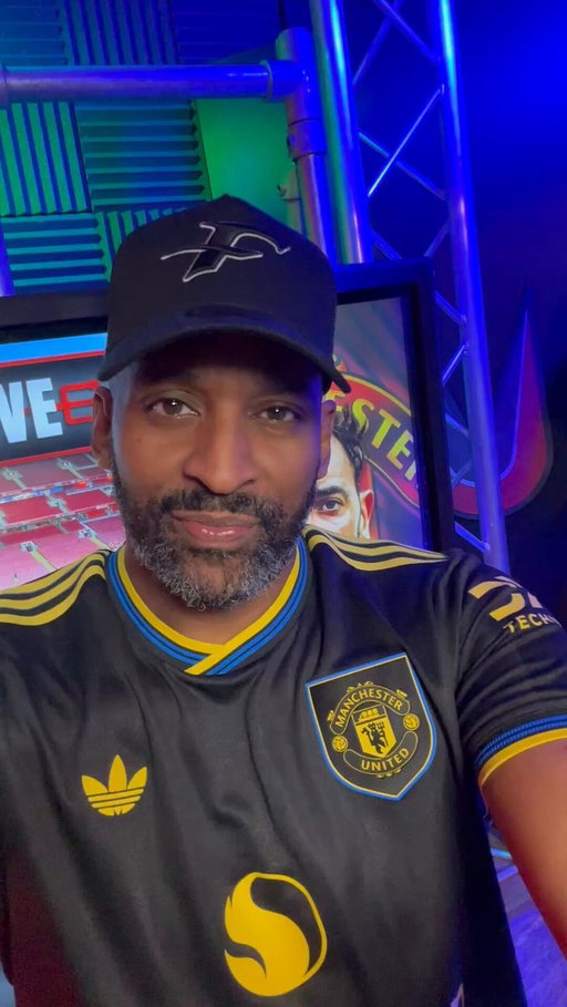 🥳🥳🥳 @flexutd basks in the glory of FINALLY beating Liverpool at Anfield! @alexgildeatrott DON’T GO ANYWHERE!

#MUFC || #LIVMUN 
