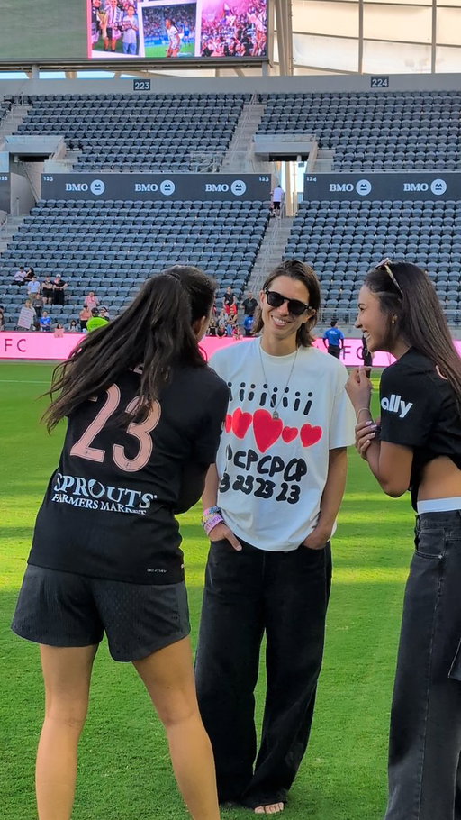 Alyssa Thompson flew home for Christen Press' retirement game 💗🥹

🎥 @NWSL 