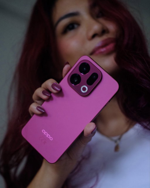 Loving this berry hue on the #OPPOFindX9; matches… everything haha #isadoestech 