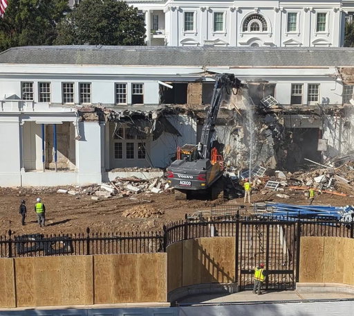 JUST IN: The White House has begun DEMOLISHING portions of the East Wing of the White House to build Trump’s $250 million ballroom — despite earlier claiming it wouldn’t “interfere” with the existing White House structure. (Washington Post) 