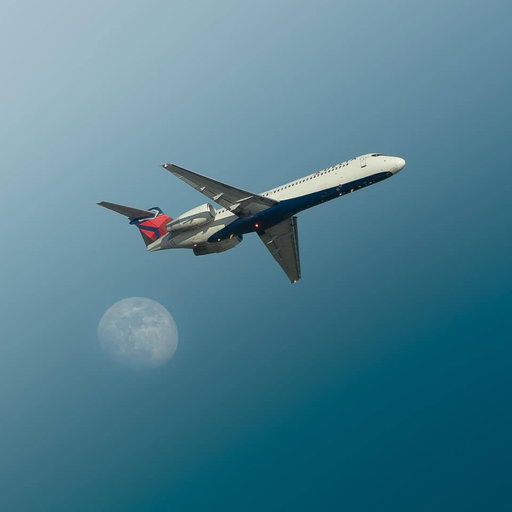 Two icons, one photo. 🌕

📸: @dreamliner_pics on IG 