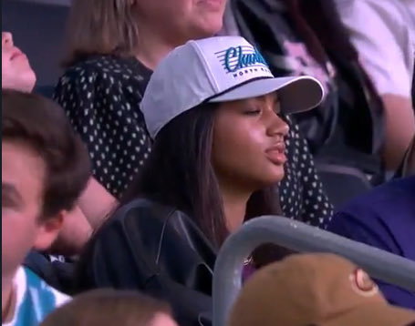 Kon Kneuppel’s girlfriend is in attendance with his parents 👀 