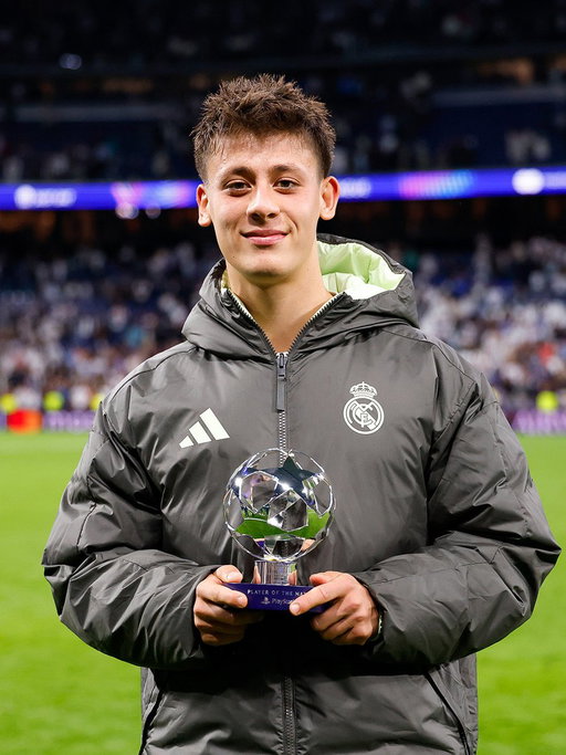 A Millî futbolcumuz Arda Güler, Real Madrid’in Juventus’u 1-0 mağlup ettiği UEFA Şampiyonlar Ligi karşılaşmasında maçın oyuncusu seçildi.

Tebrikler Arda! 💪

#BizimÇocuklar 🇹🇷 