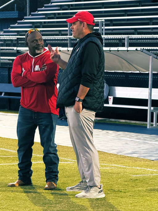 .@GeorgiaFootball offensive coordinator and QB coach Mike Bobo out here in Nashville checking in on five-star quarterback and Bulldogs commit @Jaredcurtis37.

On Saturday, Curtis will head over to watch @VandyFootball take on Missouri: https://t.co/QdXhMyHjU8 (VIP)

@247Sports 