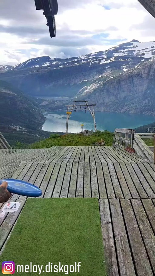 At least there is an incredible view 😅

🎥: meloy.diskgolf on Instagram 
