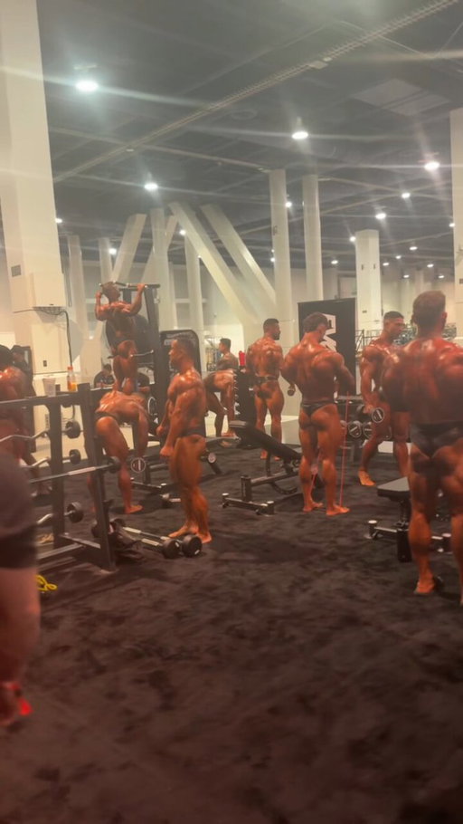 Everyone is always super focused in the pump ip room at Mr Olympia #bodybuilding  #mrolympia 